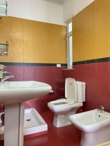 łazienka z umywalką i toaletą w obiekcie Marl's Home w mieście Berat