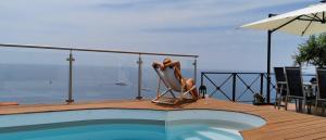 Bazén v ubytovaní Vue magnifique, piscine privée chauffée et sauna à 10min de Monaco alebo v jeho blízkosti