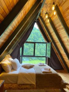 เตียงในห้องที่ Ladin Manzaralı Dağ evi