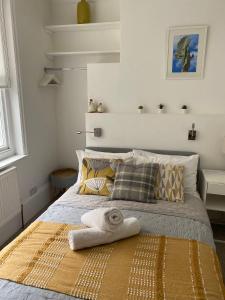 a bedroom with a bed with towels on it at Little Gem in Kemptown Brighton in Brighton & Hove