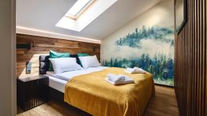 Schlafzimmer mit einem Bett mit Wandgemälde in der Unterkunft Apartament Kalinowa 13 - Gwiazda Szczyrku & Sauna in Szczyrk