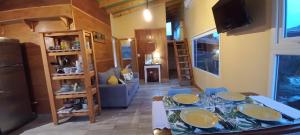 uma sala de estar com uma mesa com pratos em Casa con hermosa vista a los cerros em San Carlos de Bariloche