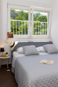Llit o llits en una habitació de SunSpot Apartment - beautiful view with big garden, free parking, central
