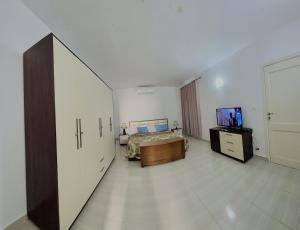 A television and/or entertainment centre at Luxor Rose Villa