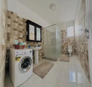 A bathroom at Luxor Rose Villa