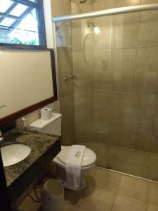 聖弗朗西斯澤維爾的住宿－Pousada Muriqui，带淋浴、卫生间和盥洗盆的浴室