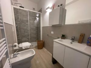 ein Badezimmer mit Waschbecken, Toilette und Dusche in der Unterkunft UN SOGNO NEL GOLFO DEI POETI in Lerici