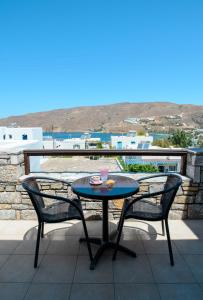 - Balcón con vistas, mesa y 2 sillas en Villa Andromeda, en Amorgós