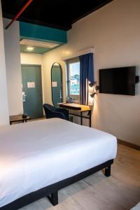 TV a/nebo společenská místnost v ubytování Ibis Styles El Malecon Guayaquil