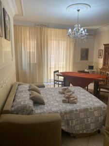 - une chambre avec un lit et une table ainsi qu'une salle à manger dans l'établissement Don Bosco, à Ravanusa