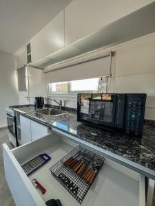 uma cozinha com um balcão com um micro-ondas e um fogão em Las Soñadas em San Rafael