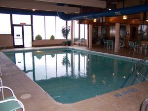 a large swimming pool in a large building at Pinestead Reef Resort in Traverse City