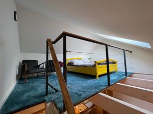 Zimmer mit einem Bett und einem Stuhl auf einer Treppe in der Unterkunft Deichgraf Emden in Emden