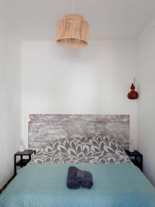 Un dormitorio con una cama con dos pares de zapatos. en Bluemoon Campinho (Alqueva) en Campinho