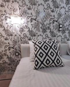 Schlafzimmer mit einem Bett mit einer schwarz-weißen Wand in der Unterkunft Johnny's loft 2 in Agrinio