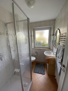 ein Badezimmer mit Dusche und Waschbecken in der Unterkunft Eichendorff Garten Apartment, zentrumsnah, in direkter Nähe zur Universität in Bayreuth