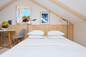 um quarto com uma cama, uma secretária e uma janela em Stone Elegance em Dubrovnik