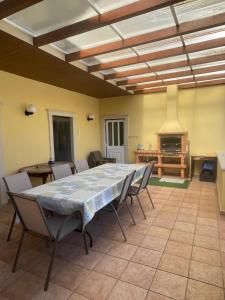 uma sala de jantar com uma mesa e cadeiras e uma lareira em Paraíso do Quim em São Martinho do Porto