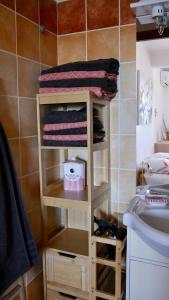 - un porte-serviettes dans la salle de bains à côté d'un lavabo dans l'établissement Bas de villa vue mer & piscine, à Coti-Chiavari 19 autres photos