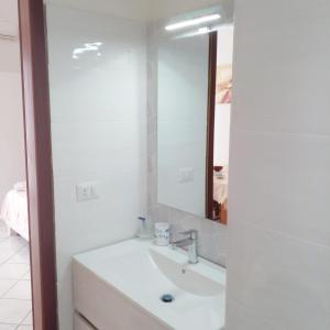 蒙德拉戈的住宿－Casa Margherita piano primo，白色的浴室设有水槽和镜子