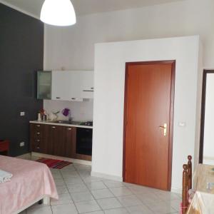 una stanza con una cucina e una porta per una stanza di Casa Margherita piano primo a Mondragone