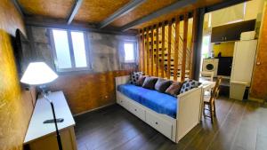 1 dormitorio con 1 cama, 1 mesa y 1 lámpara en Bela Houses - Porto Center Garden 3, en Oporto