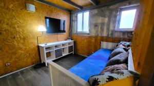 una camera con due letti e una tv di Bela Houses - Porto Center Garden 3 a Porto