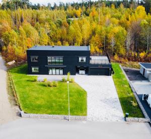 阿尔沃斯塔Villa Maitri的享有带庭院的黑房子的空中景致