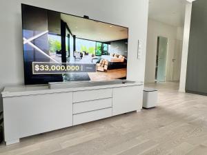 uma sala de estar com uma grande televisão de ecrã plano em Villa Maitri em Alvesta