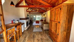 a room with a kitchen and a living room at Monte Verde Lofts Araucária in Monte Verde