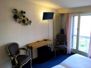 TV a/nebo společenská místnost v ubytování Hôtel de la Plage à Gland