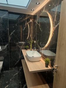 Ванная комната в Amazing Apartments @ Monastiraki Subway Station