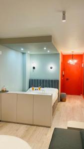 1 dormitorio con 1 cama con bañera. en Beautiful studio two steps to the beach, en Torrevieja