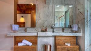 uma casa de banho com um lavatório e um espelho em Monte Verde Lofts Araucária em Monte Verde