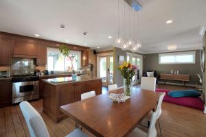Η κουζίνα ή μικρή κουζίνα στο Great West Vancouver house with hot tub, across from beach & 10 mn to Downtown Vancouver