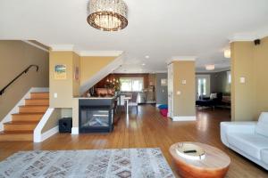Χώρος καθιστικού στο Great West Vancouver house with hot tub, across from beach & 10 mn to Downtown Vancouver
