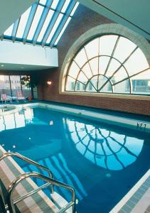 una piscina con acqua blu in un edificio di The Prince George Hotel a Halifax