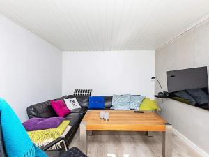 uma sala de estar com um sofá e uma mesa em Apartment Hanstholm em Hanstholm