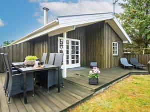 d'une terrasse avec une table et des chaises. dans l'établissement Holiday home Løkken CLXIX, à Løkken