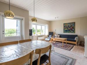 uma sala de estar com uma mesa e um sofá em Holiday home Fanø CCVII em Fanø