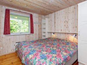 1 dormitorio con cama y ventana en 10 person holiday home in H jslev, en Bøstrup