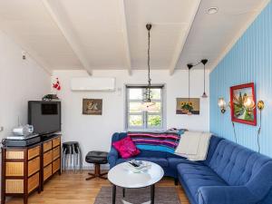 TV a/nebo společenská místnost v ubytování 4 person holiday home in Snedsted-By Traum