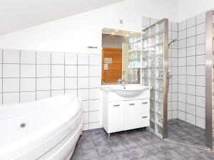 Baño blanco con bañera y lavamanos en 8 person holiday home in Vestervig en Vestervig