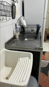 - un comptoir de cuisine avec évier dans l'établissement Apartamento em plena Doca, à Belém