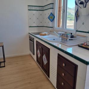 uma cozinha com um lavatório e uma bancada em CASA TURCHESE em Favignana