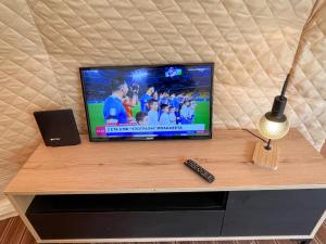 TV a/nebo společenská místnost v ubytování Manna Gea Glamping Domes