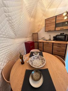 Kuchyň nebo kuchyňský kout v ubytování Manna Gea Glamping Domes