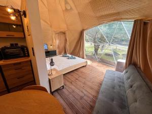 Kuchyň nebo kuchyňský kout v ubytování Manna Gea Glamping Domes