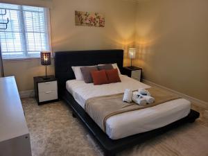 een slaapkamer met een bed met een knuffeldier erop bij Spacious home close to CBD and Airport in Brisbane