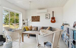 Istumisnurk majutusasutuses Cozy Home In Fej With Kitchen